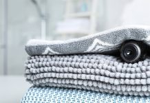 5 måder at finde skjulte kameraer ved hjælp af din mobiltelefon Skjult kamera i en bunke håndklæder.