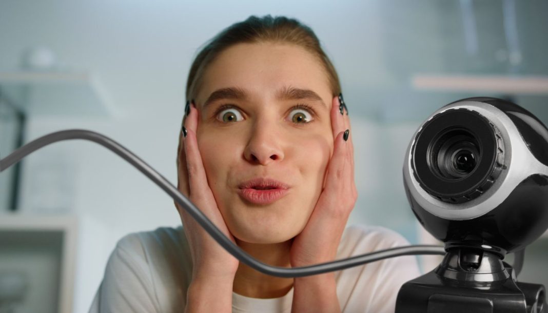 En pige i frygt for webkameraet