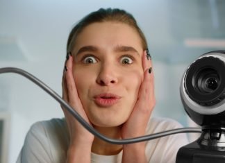 En pige i frygt for webkameraet