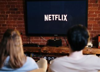 En mand og en kvinde ser Netflix