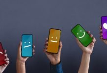 iPhone vs. Android: Hvad er det rigtige for dig? Fem hænder rakte op med smartphones, hvis skærme viser forskellige smileys på forskellige farvede baggrunde