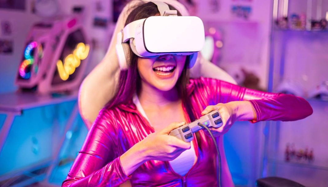 Gamerpige med virtual reality-briller på og et joystick i hænderne