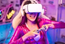 Gamerpige med virtual reality-briller på og et joystick i hænderne