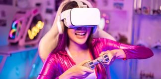 Gamerpige med virtual reality-briller på og et joystick i hænderne