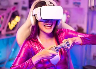 Gamerpige med virtual reality-briller på og et joystick i hænderne