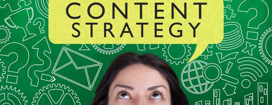 Pigen kigger op på skiltet med "content strategy"
