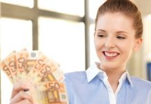 Pigen holder 50 euro-sedler med en vifte.