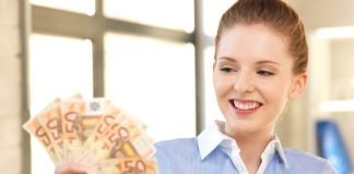 Pigen holder 50 euro-sedler med en vifte.