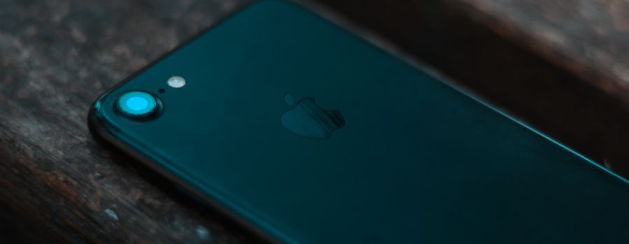 iPhonen ligger på en bænk med skærmen nede