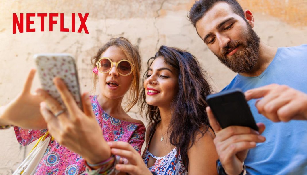 netflix-spil To piger og en fyr kigger på smartphones