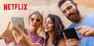 To piger og en fyr kigger på smartphones