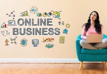 En pige sidder i en stol med en bærbar computer, og ved siden af på væggen er der et skilt: online business