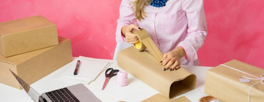 Pigen pakker pakken ind med gaffatape 