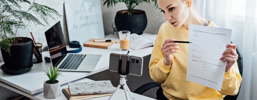 Pigen streamer og viser et dokument i sit telefonkamera