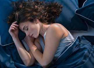 En pige sover i sin seng