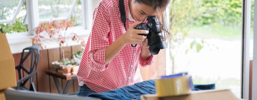 En pige tager et billede af en jeansjakke