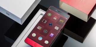 Den tændte Android-smartphone ligger på kassen