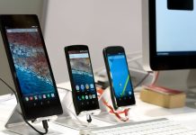 Tre Android-telefoner står på stativer