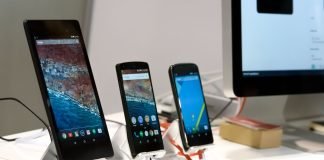 Tre Android-telefoner står på stativer