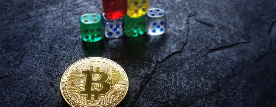 6 måder, hvorpå du kan miste dine penge ved at bruge kryptobørser, og hvordan du undgår dem 2 Spilletern og en bitcoin-mønt på bordet