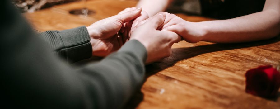 6 typiske Tinder-fejl, du bør undgå 1 Kvindernes hænder i mændenes hænder på bordet