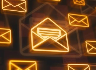 En collage af flyvende, neonbelyste kuverter