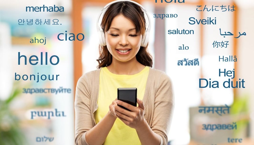 online-translators En pige af asiatisk udseende med en mobiltelefon