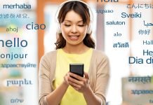 En pige af asiatisk udseende med en mobiltelefon