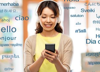 En pige af asiatisk udseende med en mobiltelefon