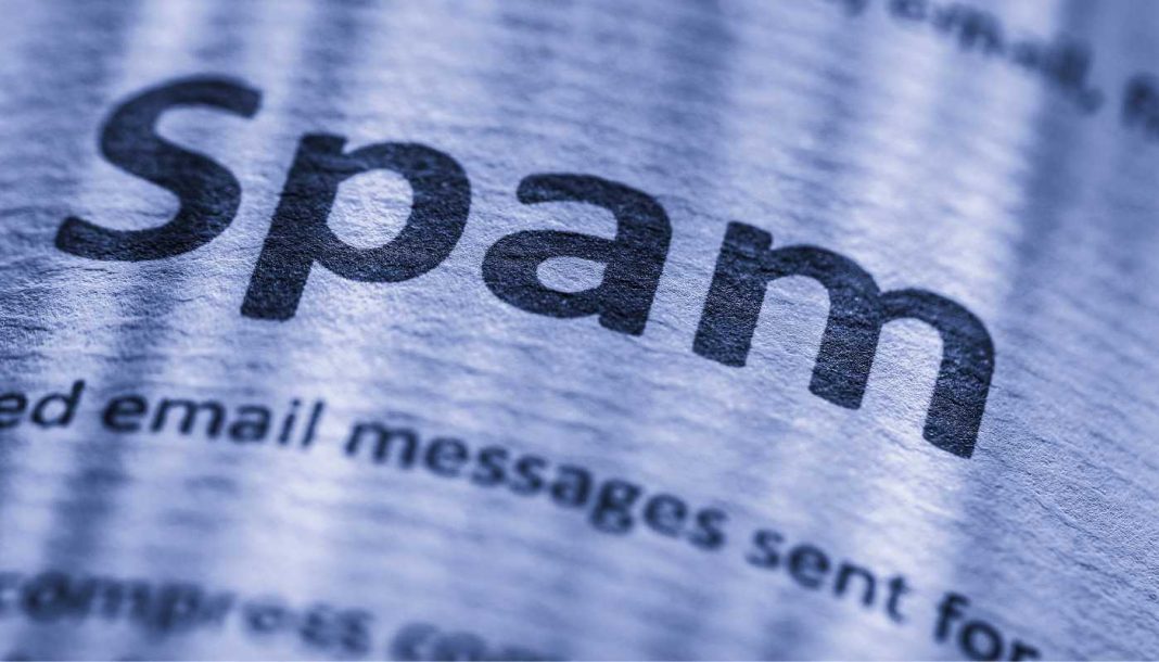 spam-mail Forstørret "spam"-tekst på et stykke papir