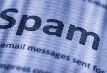 Tænk dig om to gange, før du afmelder spam-e-mails: Det kan være en svindel Forstørret "spam"-tekst på et stykke papir