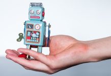 Hvad er Crypto Trading Bots, og hvordan fungerer de? En lille legetøjsrobot i en kvindes håndflade