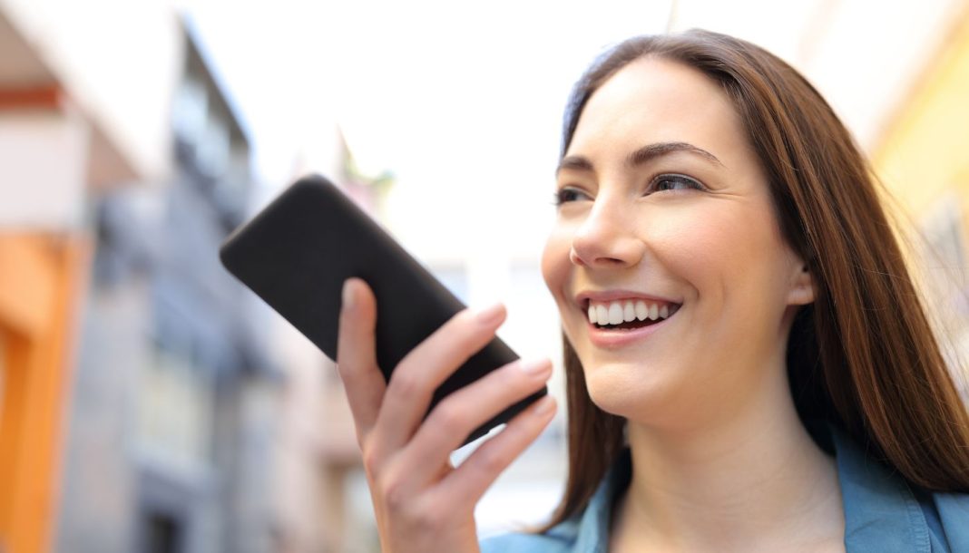 Pigen taler i telefon på medhør