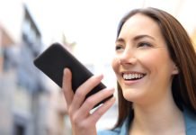 Pigen taler i telefon på medhør