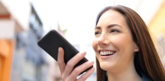 Pigen taler i telefon på medhør