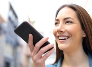 Pigen taler i telefon på medhør