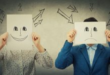 To fyre holder smileys tegnet på et stykke hvidt papir foran deres ansigter. Den venstre har en glad smiley, den højre en trist