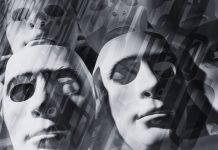 Abstrakt koncept for kunstig intelligens, triste robothoveder og binær computerkode