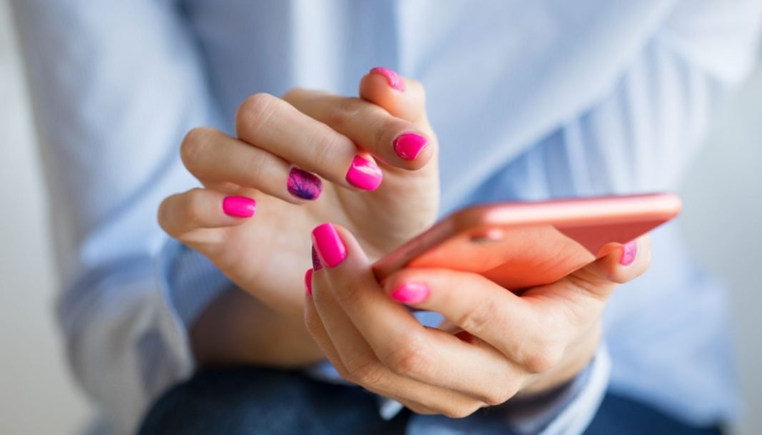 En smartphone i en kvindes hænder