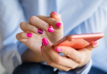 En smartphone i en kvindes hænder