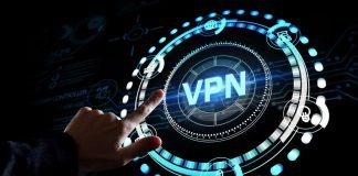 En menneskelig pegefinger på en improviseret lysende knap mærket VPN