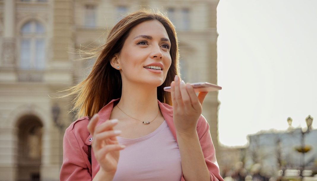 voice-recorder Pigen taler i telefon på medhør