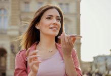 Pigen taler i telefon på medhør