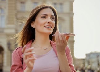 Pigen taler i telefon på medhør