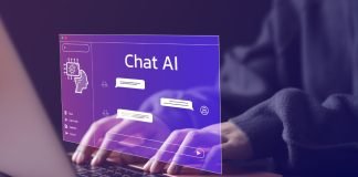Kvinde bruger en bærbar computer og chatter med en kunstig intelligens. På computerskærmen er der åbnet et interface til programmet “Chat AI” med en lilla baggrund.