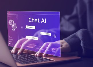 Kvinde bruger en bærbar computer og chatter med en kunstig intelligens. På computerskærmen er der åbnet et interface til programmet “Chat AI” med en lilla baggrund.