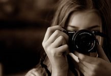 En pige med et Sony-kamera kigger i søgeren