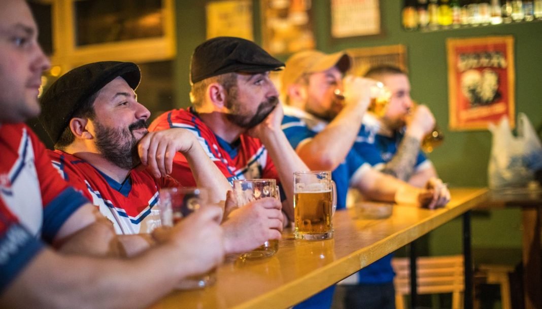 watching-live-sport Koncentrerede mænd ser live sportskamp i baren