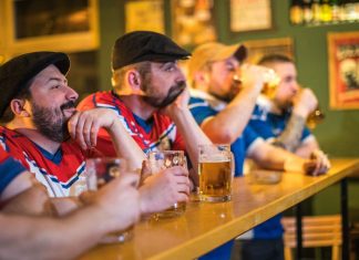 Sådan ser du sport, der ikke vises i dit land Koncentrerede mænd ser live sportskamp i baren