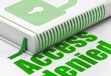 Alt hvad du behøver at vide om geoblokering En hvid bog med et grønt bogmærke, en tegnet lås og "Adgang nægtet" skrevet i midten af billedet.